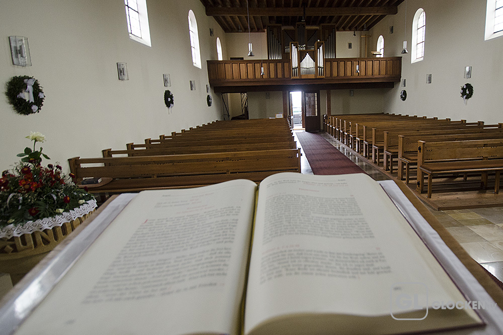 ev. Johannisthal, St. Johanniskirche innen mit Messbuch